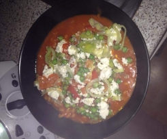 Tomatennudeln mit Gemüse und Feta