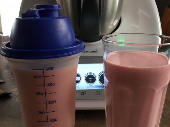 Mandel Buttermilch mit Erdbeeren (Low Carb Frühstück)