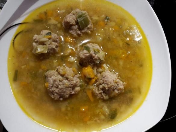 Klare Gemüsesuppe mit Klösschen