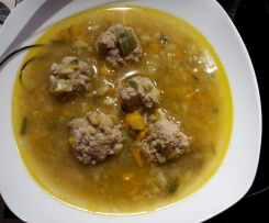 Klare Gemüsesuppe mit Klösschen