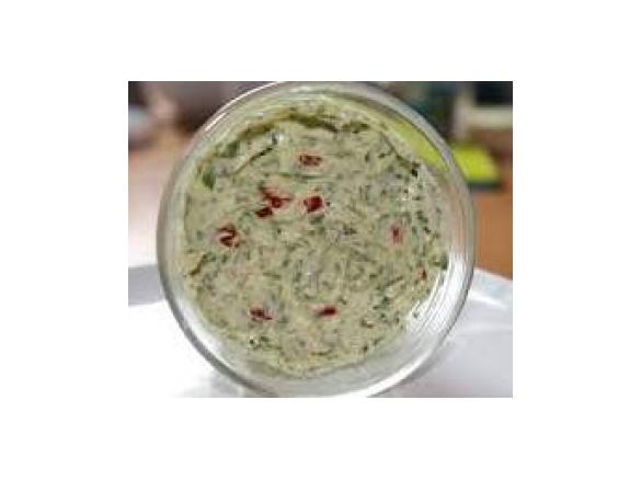 Tomaten-Basilikum-Butter mit Pinienkernen