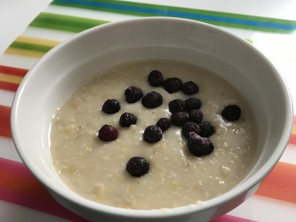 Porridge mit Früchten und Wasser
