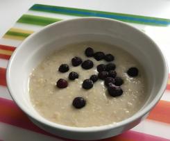Porridge mit Früchten und Wasser