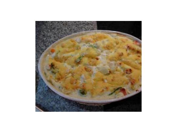 Gemüse-Kartoffelauflauf in einer Frischkäsesoße, mit Käse überbacken