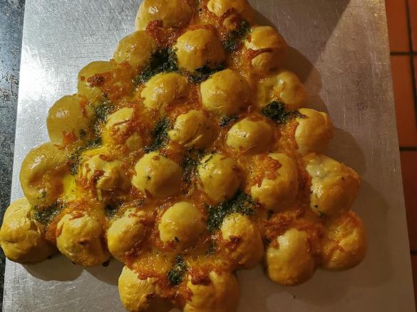 Brötchen -Tannenbaum mit Käsefüllung