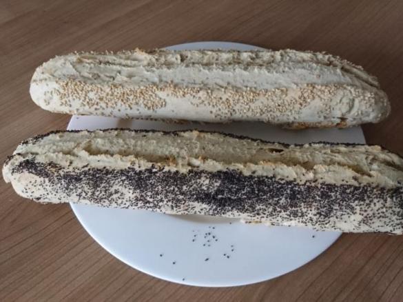 Baguette mit Mohn, Sesam oder Kräutern der Provence