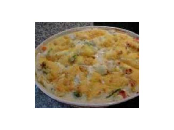 Gemüse-Kartoffel-Hackauflauf in einer Frischkäsesoße, mit Käse überbacken