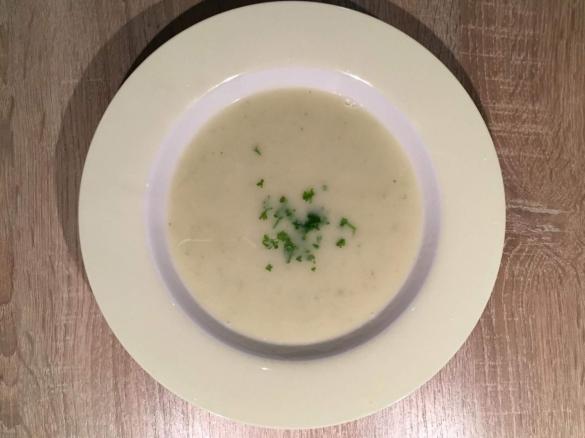 Sellerie-Creme-Suppe mit Parmesan
