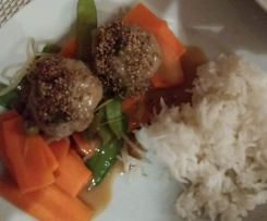 Asiatische Hackfleischbällchen mit Zuckerschoten-Gemüse und Kokossoße