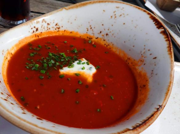 Tomatensuppe mit Orange-Basilikum-Crostini