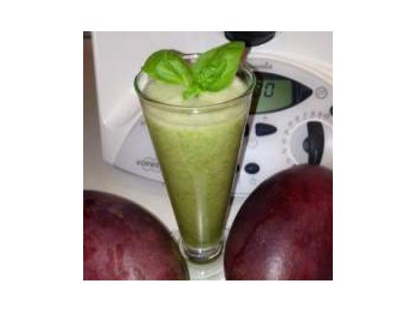 Grüner Smoothie mit Möhrengrün