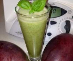 Grüner Smoothie mit Möhrengrün