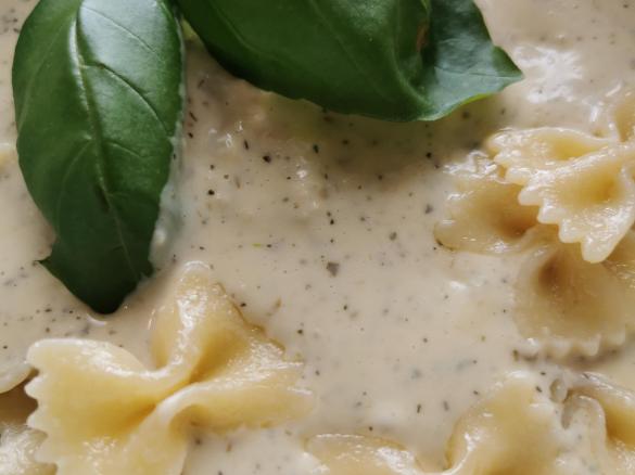 Nudeln mit Käse Kräuter Sauce