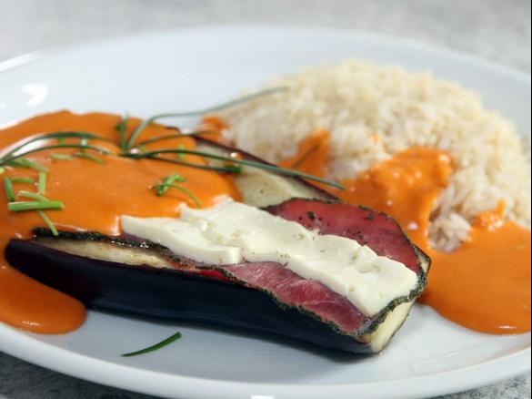 Belegte Aubergine mit Reis und Tomatensoße