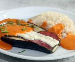 Belegte Aubergine mit Reis und Tomatensoße