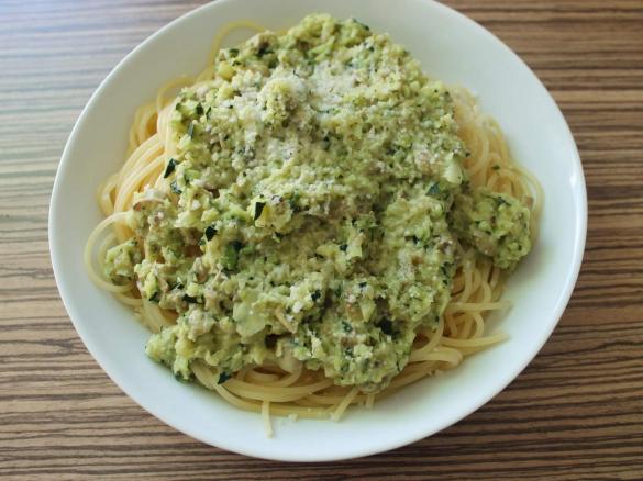 Spaghetti mit Zucchini-Champignons-Soße