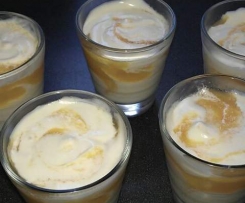 Mascarpone-Joghurt-Creme gestrudelt mit frischem Aprikosenkompott