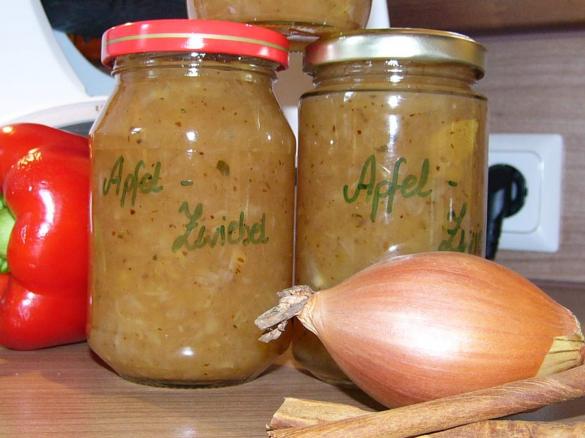 Apfel-Zwiebel Marmelade (zu Käse)