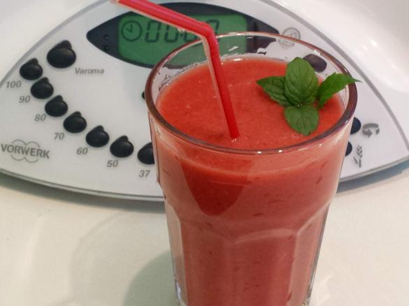 Erfrischender Melonen Erdbeer Apfel Zitronen Minze Smoothie