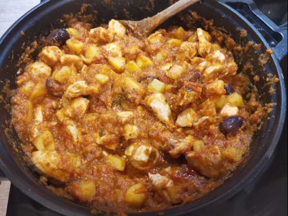 Spanischer Kartoffel-Topf mit Huhn