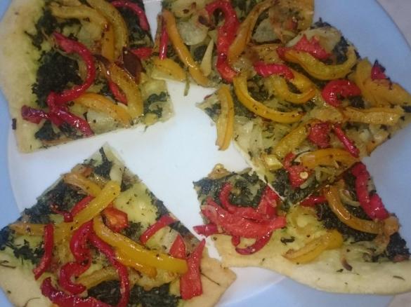 Coca - spanische Pizza mit Paprika, Zwiebeln und Blattspinat auf dem Zauberstein