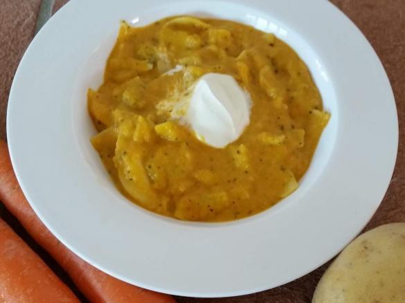 Karottensuppe mit Tortellini