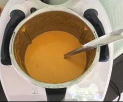 Pikante Karotten-Kokos-Suppe mit Hähnchenfleisch