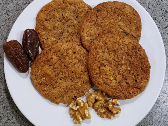 Weihnachtscookies mit Walnüssen und Datteln