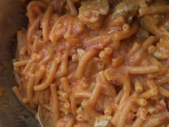 Nudeln in Tomatenrahmsoße mit Hähnchenbrustfilet