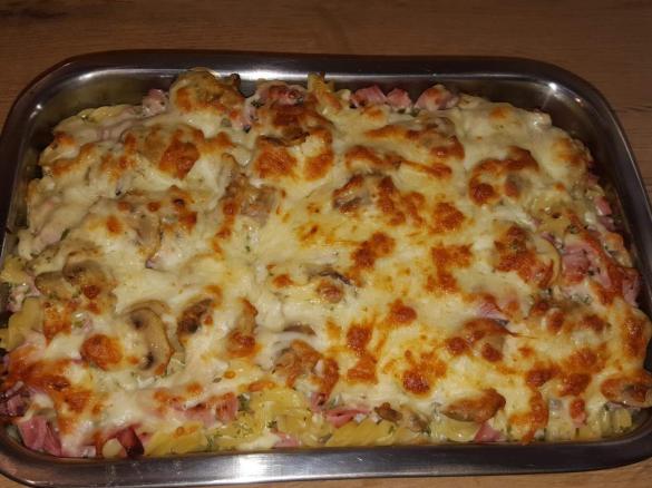 Nudelgratin mit Schinken und Champignons