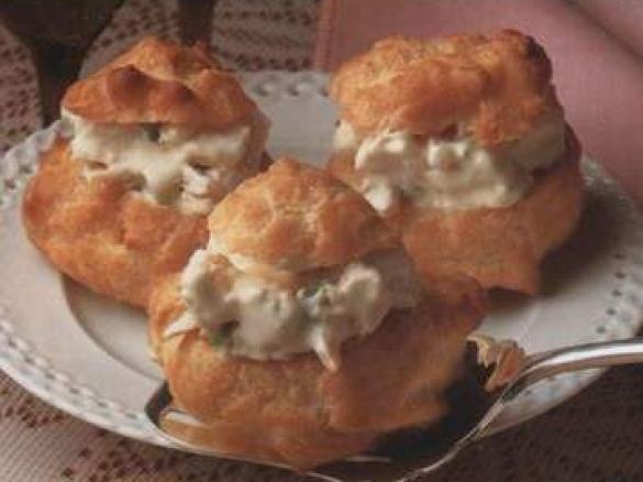 Windbeutel gefüllt mit Frischkäse und Hähnchen