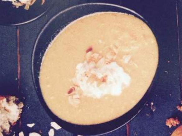 Orangen-Möhren-Suppe mit Mandelsahne