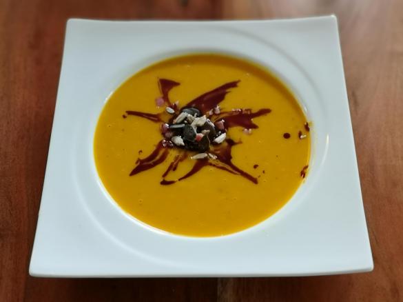 Kürbissuppe mit Möhren, Kartoffeln und frischem Ingwer