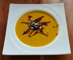 Kürbissuppe mit Möhren, Kartoffeln und frischem Ingwer