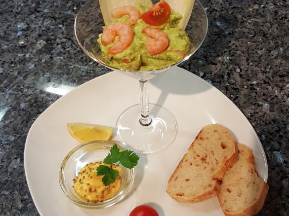 Gerrys Chicoreeblätter mit Avocadocreme und Schinkenstreifen  