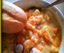 Möhren-/Kartoffeleintopf mit Bratwurstbällchen und Schmand