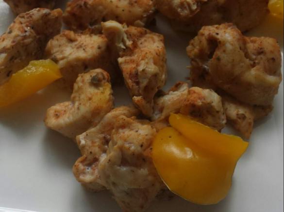 Gedünstete Hähnchenbrust Stücke mit Paprika