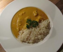 Variation von Mildes Hähnchen-Curry mit Reis 
