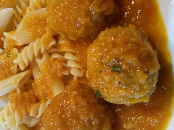 Hackfleisch Bällchen in spanischer Soße 