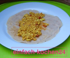 Vegane gesunde Pfannkuchen mit Tofu-Rührei 