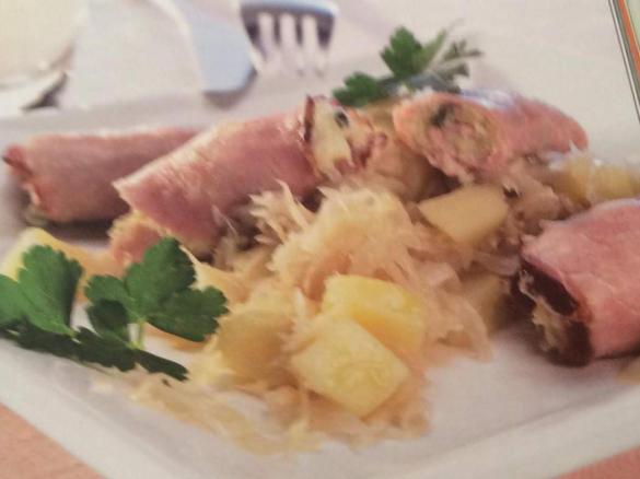 Kasseler-Röllchenauf Sauerkraut-Kartoffel-Beilage