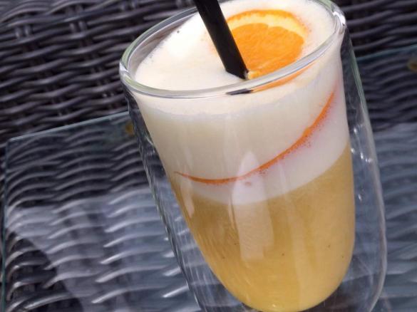 Orange-Ananas-Smoothie mit Kokos 