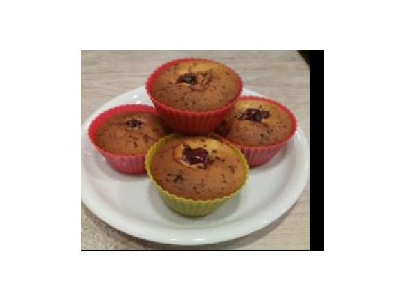 Muffins mit Kirschen und Schokostückchen