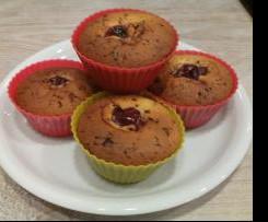 Muffins mit Kirschen und Schokostückchen