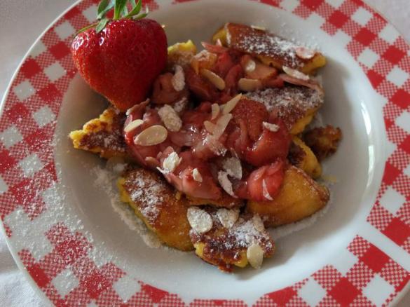 Buttermilch-Schmarrn mit karamellisierten Erdbeeren