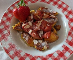 Buttermilch-Schmarrn mit karamellisierten Erdbeeren