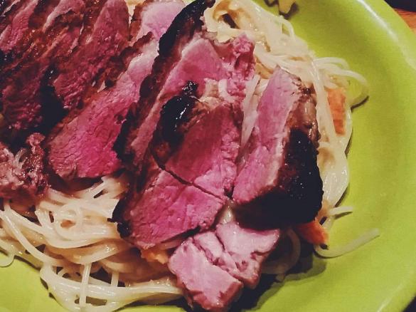 Thai-Rohkostsalat mit Glasnudeln, Erdnusssauce (und Entenbrust)