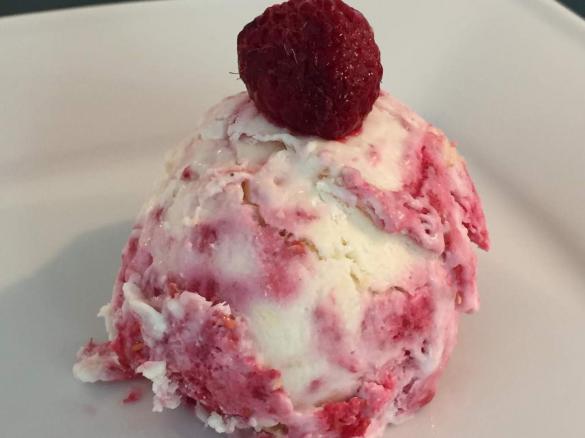 Raffaello Eis mit Himbeerstrudel