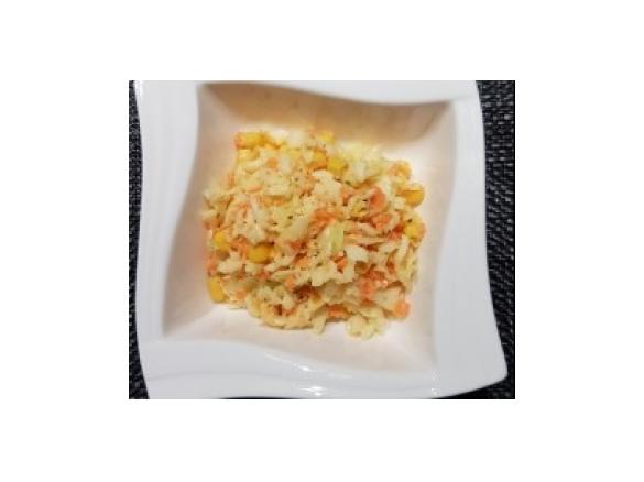 Weißkrautsalat mit Mais und Möhren