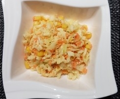 Weißkrautsalat mit Mais und Möhren